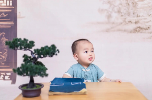 北流怀孕肚子中间凹两边凸